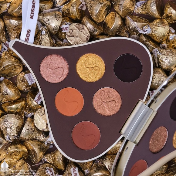 Hershey’s Kisses X Glamlite Milk Chocolate with Almonds Palette - Picture 5 of 7